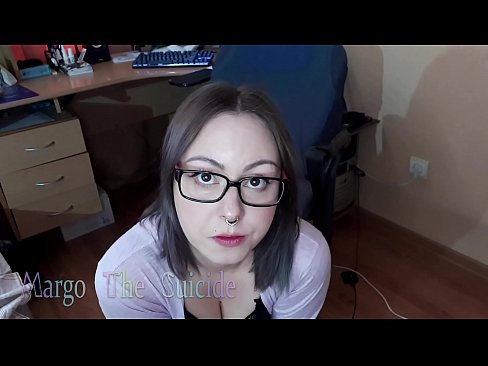 ❤️ Neska sexy betaurrekoekin dildoa zurrupatzen du kameraren aurrean ️❌ Sexu bideoa gugan ❌️