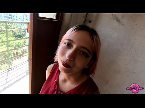 ❤️ Ikasle sentsuak arrotz bat zurrupatzen du kanpoaldean - Cum On His Face ️❌ Sexu bideoa gugan ❌️